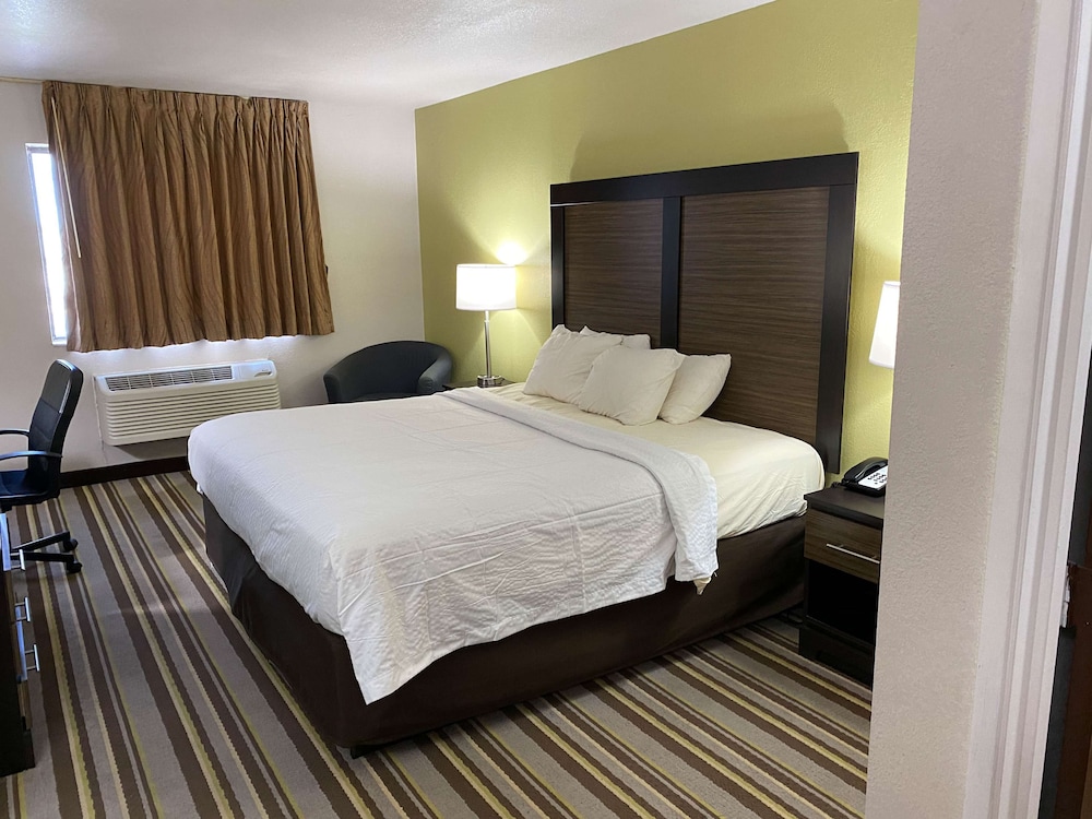 DELUXE, KING BED, ACCESSIBLE