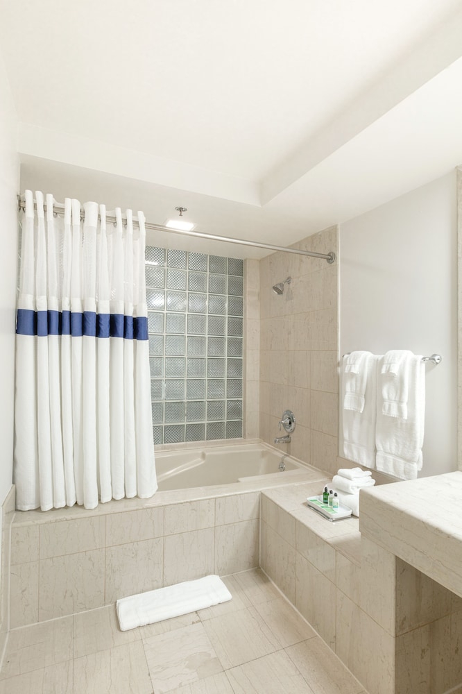 Atheneum Suite Hotel 38/39