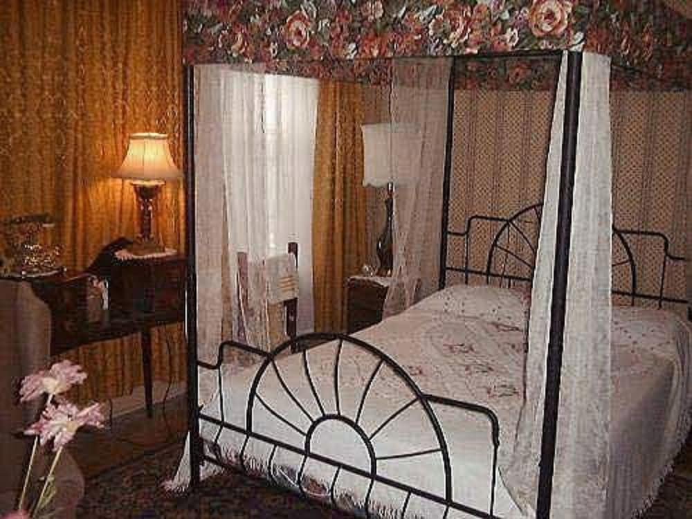 Pimblett's Downtown Toronto B&B 12/47
