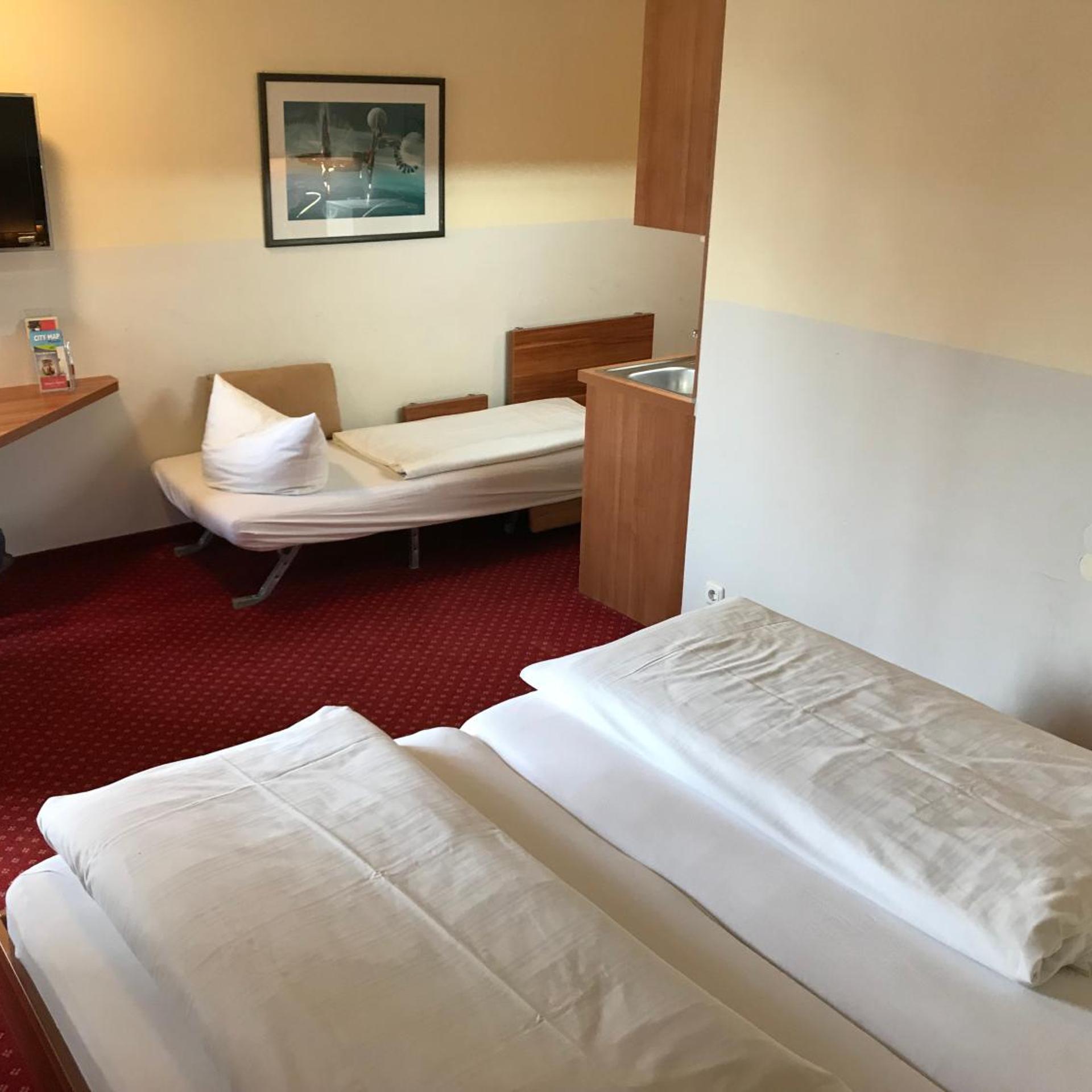 Connecting, 2 Double Beds