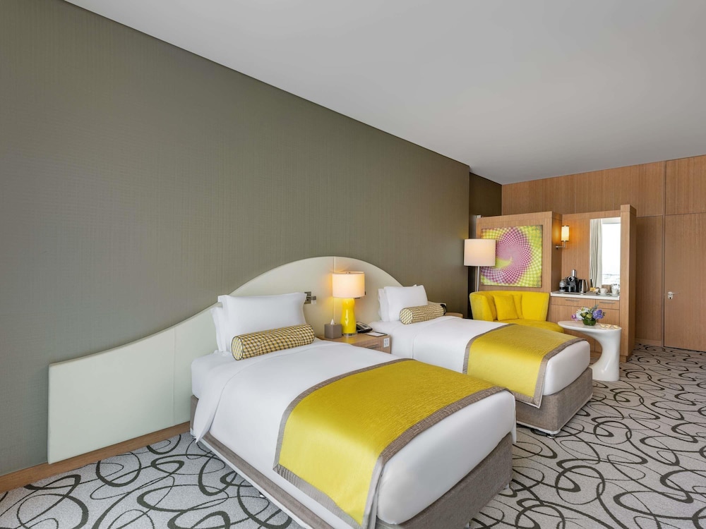 LUXURY, TWIN BEDS