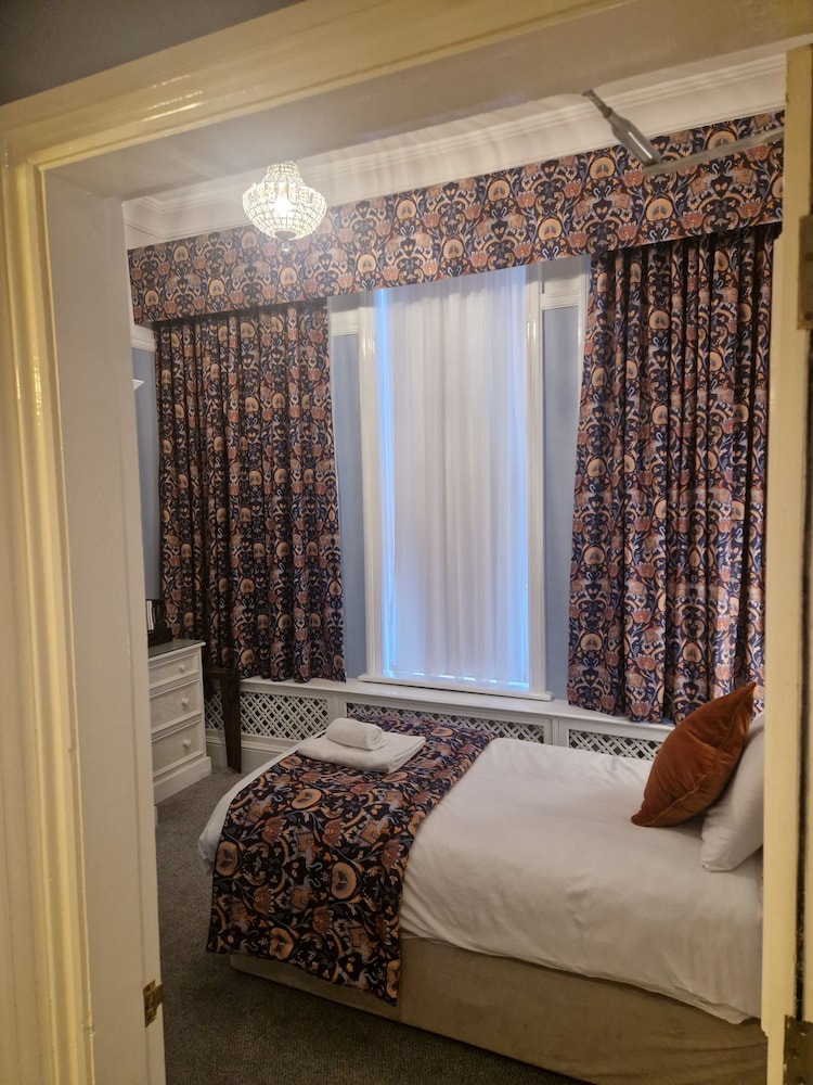STANDARD, SINGLE, GROUND FLOOR