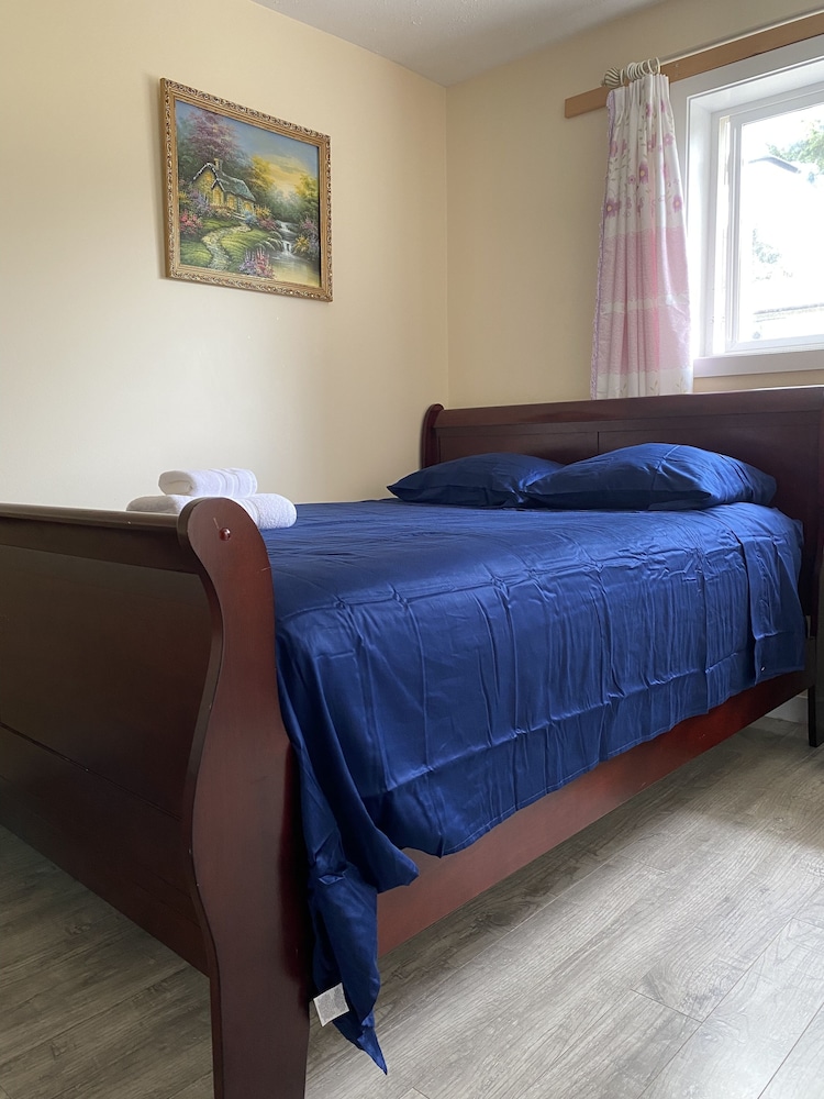 YVR Vickies Bed and Breakfast 25/57