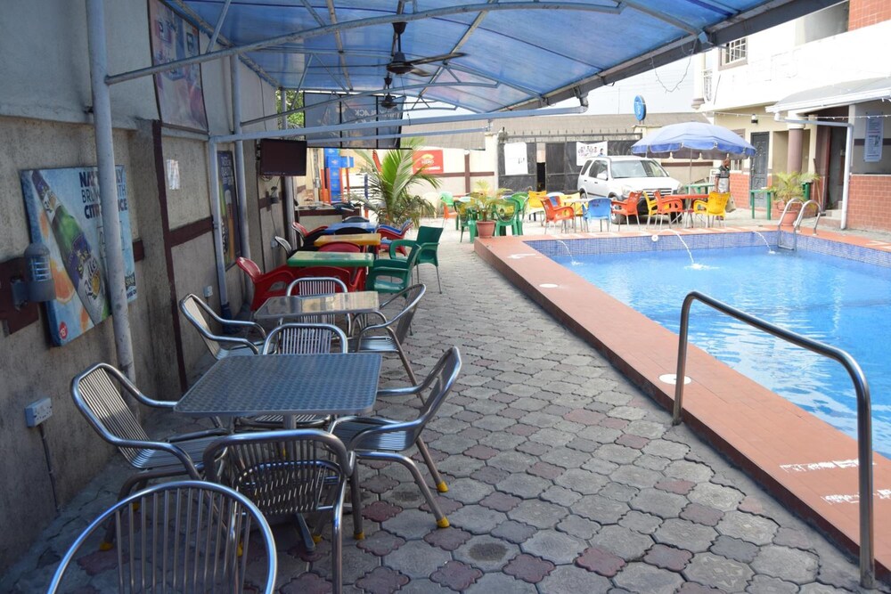 De'elites Pool Bar & Inn 23/30