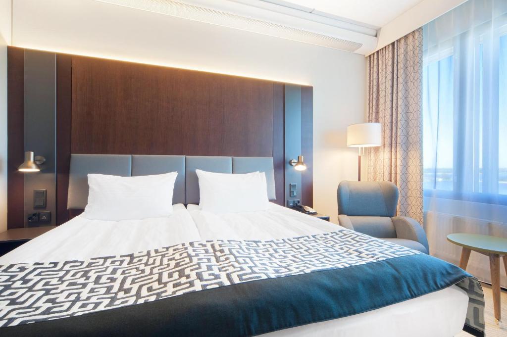Room, King Bed, Bay View