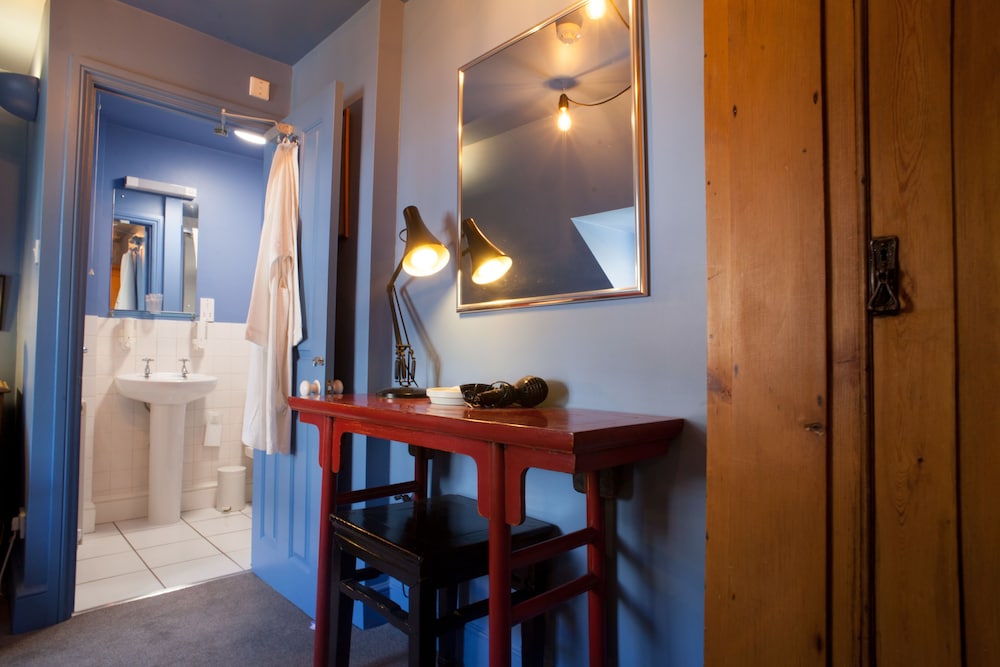 Hill View House Bed and Breakfast 27/29