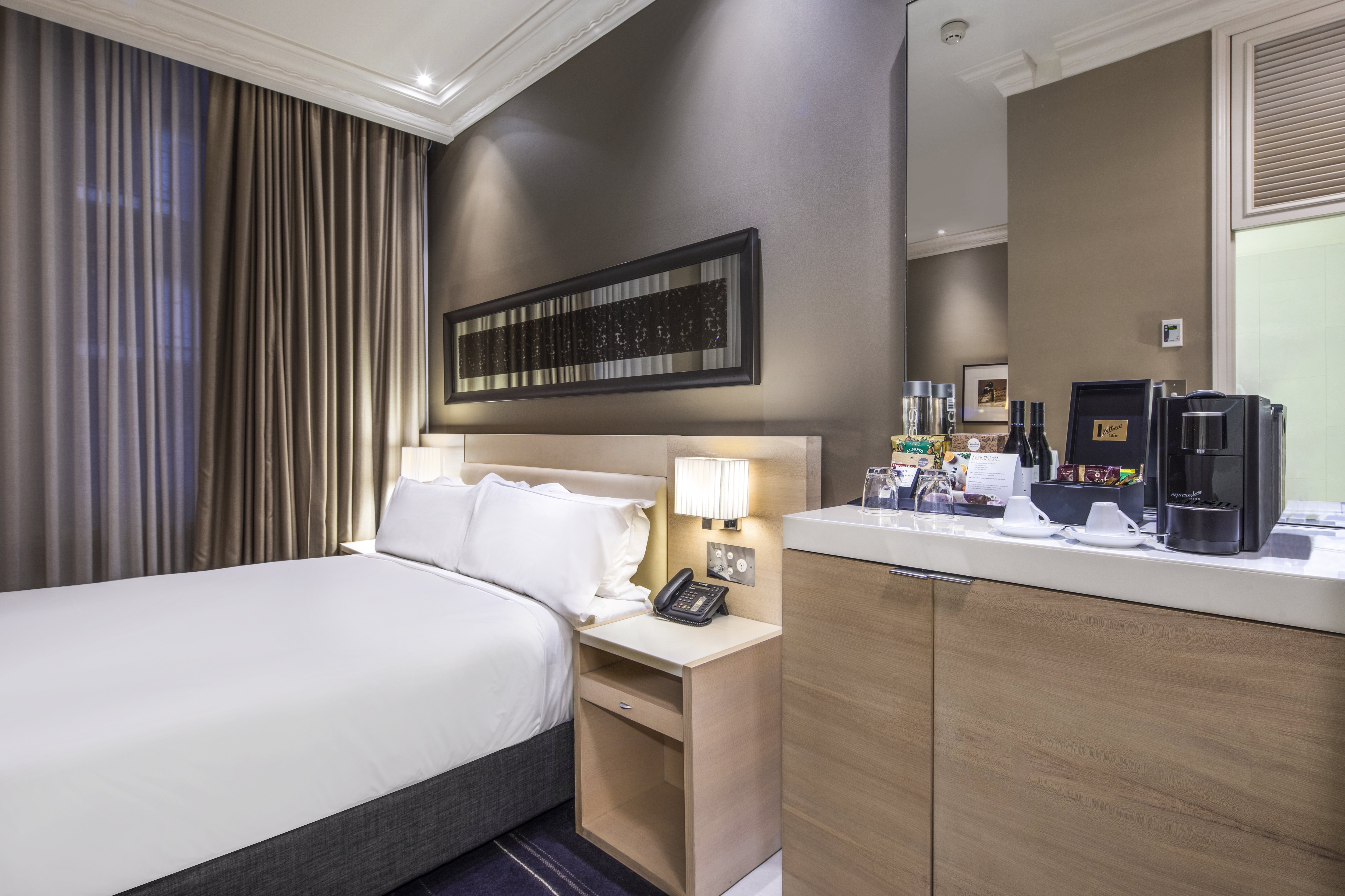 Rialto, Queen Bed