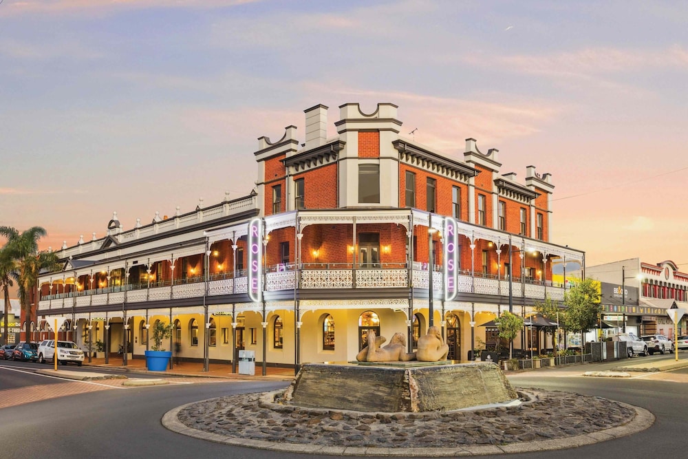 Rose Hotel 5/57