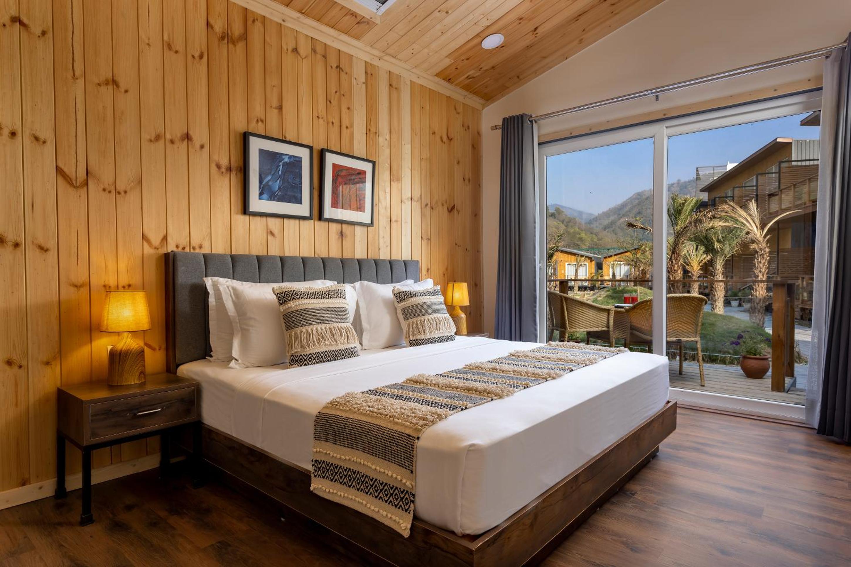 Premium, Queen Bed, River View
