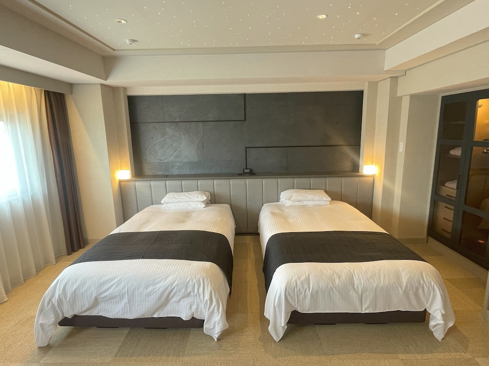 EXECUTIVE, SUITE