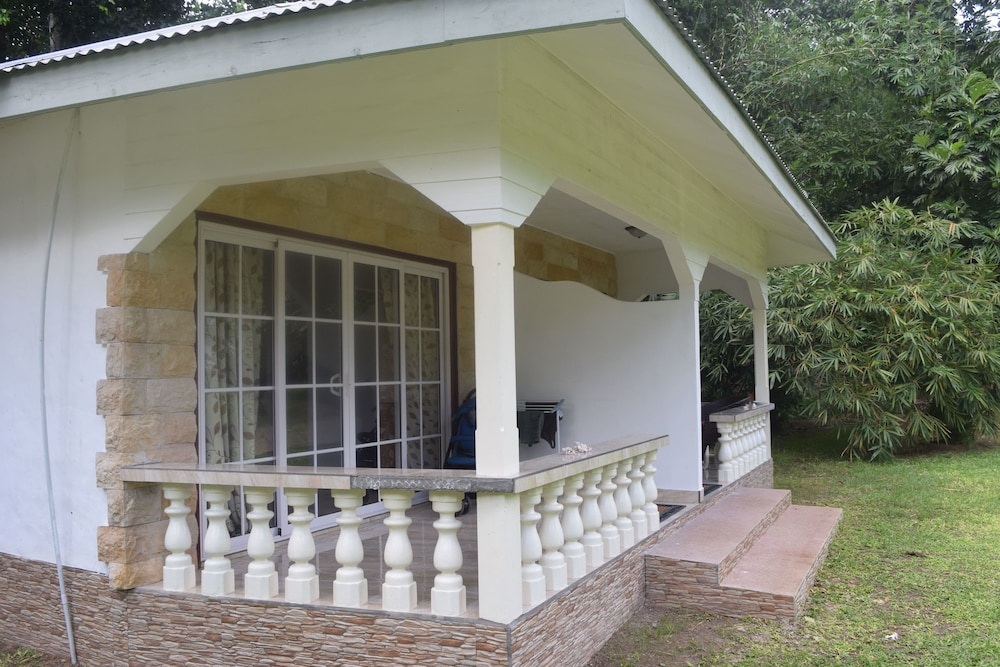 BAMBOO CHALETS 1/39