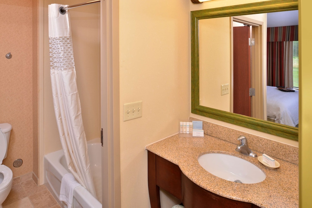 Hampton Inn & Suites St. Louis-Edwardsville 27/69