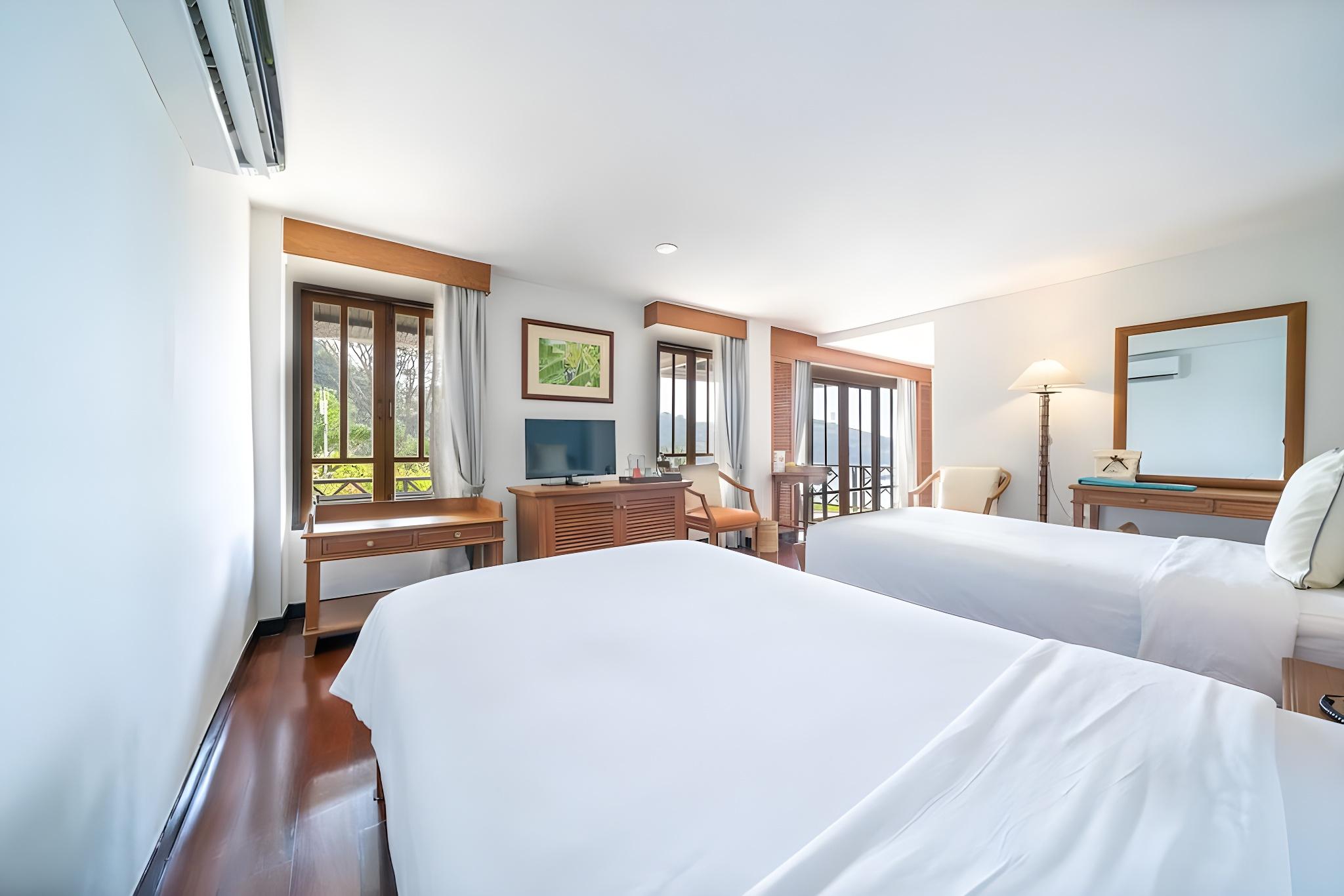 Classic, Queen Bed, Hill Side