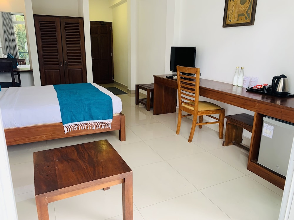 Hotel Gangaaddara 6/21