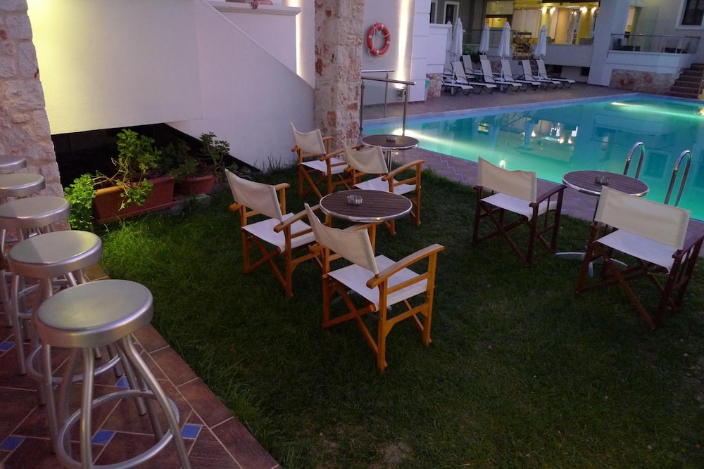 Theros Hotel 41/47