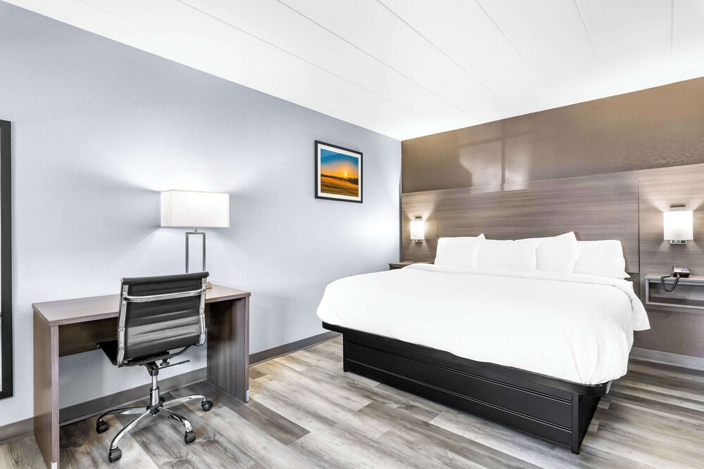 Quality Inn Lawrenceburg, TN 11/31