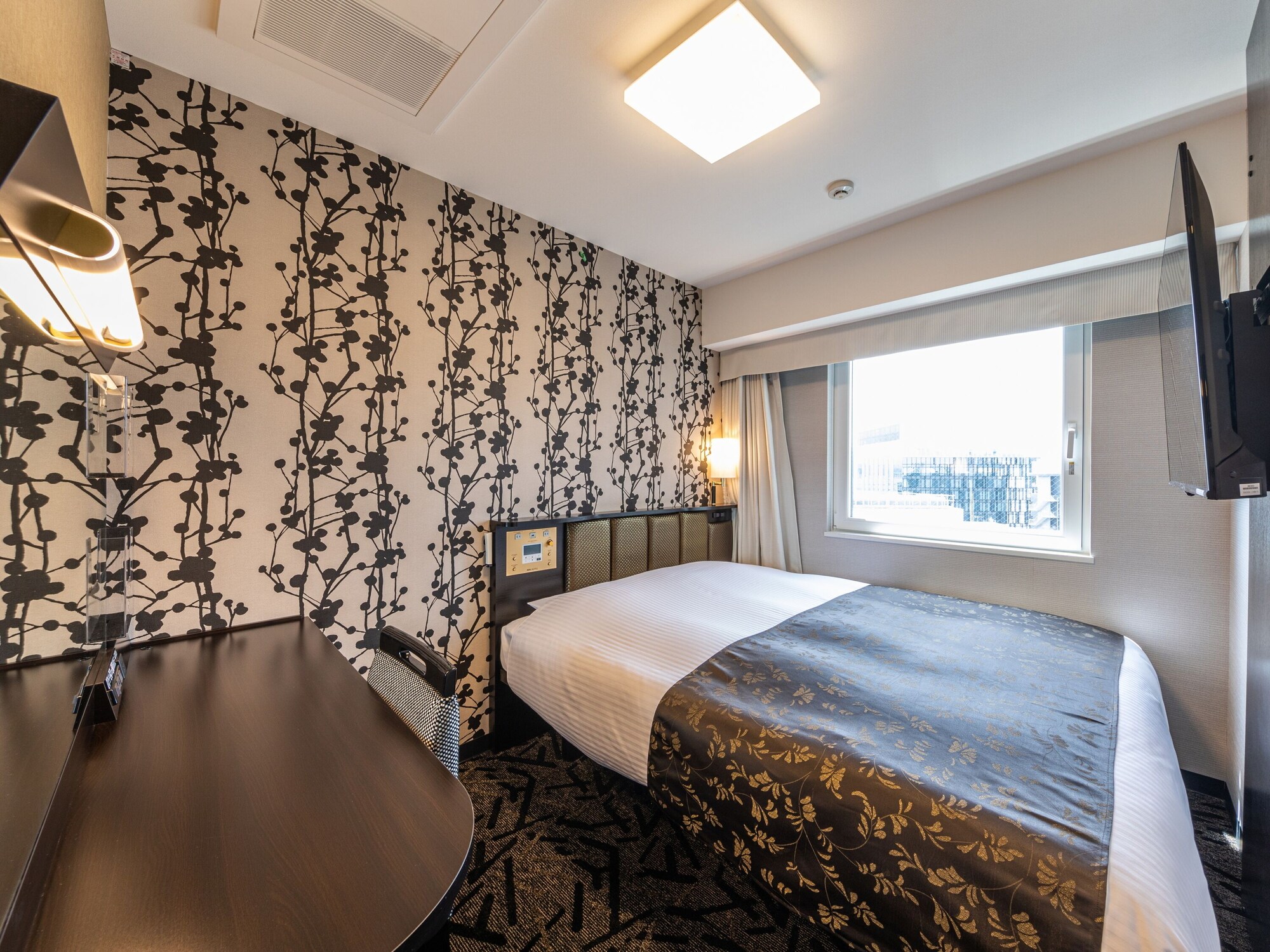 Room, Queen Bed, Shared Bathroom, Central Building