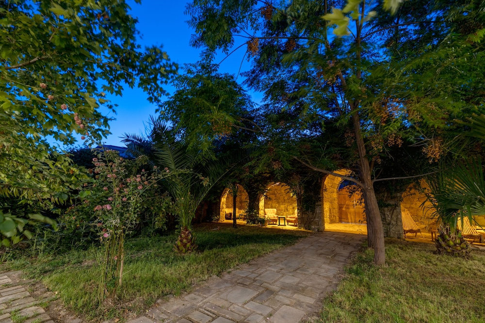 Cinarli Kasri Hotel 42/45