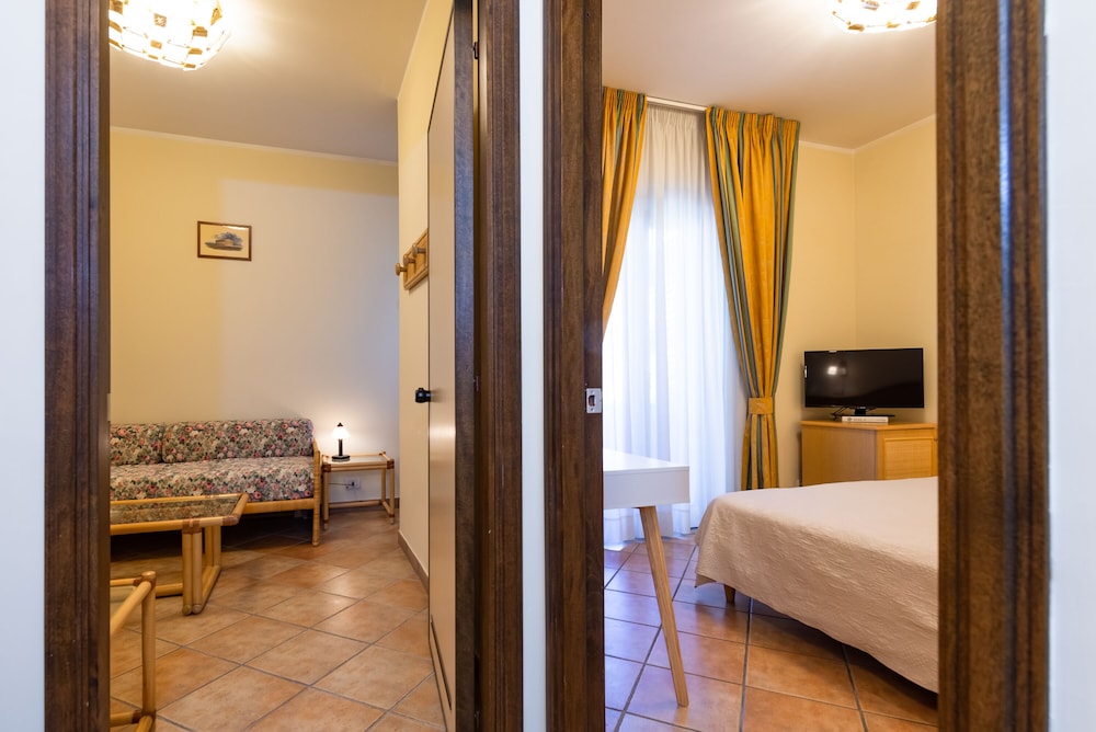 جناح جونيور ثلاثي بسرير مزدوج وسريرين منفصلين، Hotel Ristorante Il Ceppo 4/5