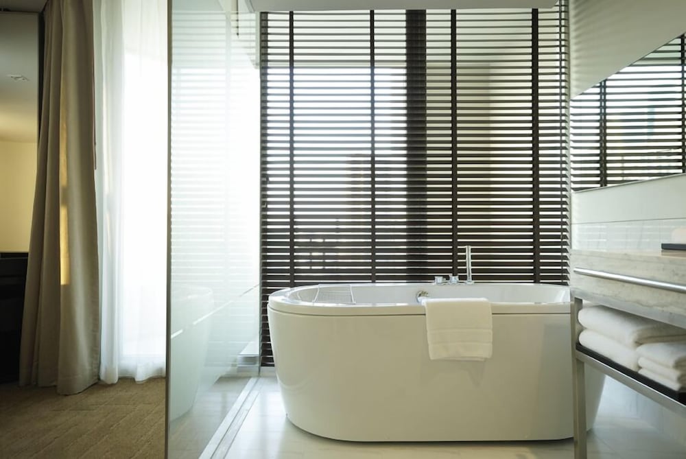 JC Kevin Sathorn Bangkok Hotel (ex. Anantara Sathorn Bangkok Hotel) 63/64