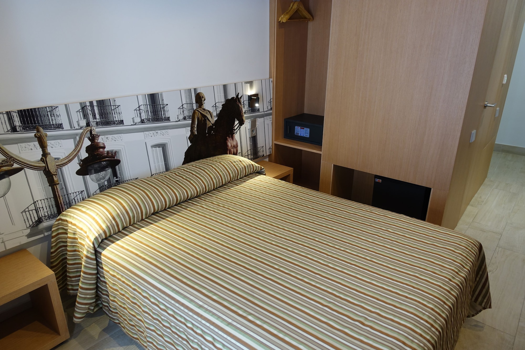 ROOM, DOUBLE BED