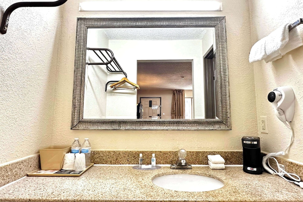 Days Inn & Suites by Wyndham Bossier City 43/50