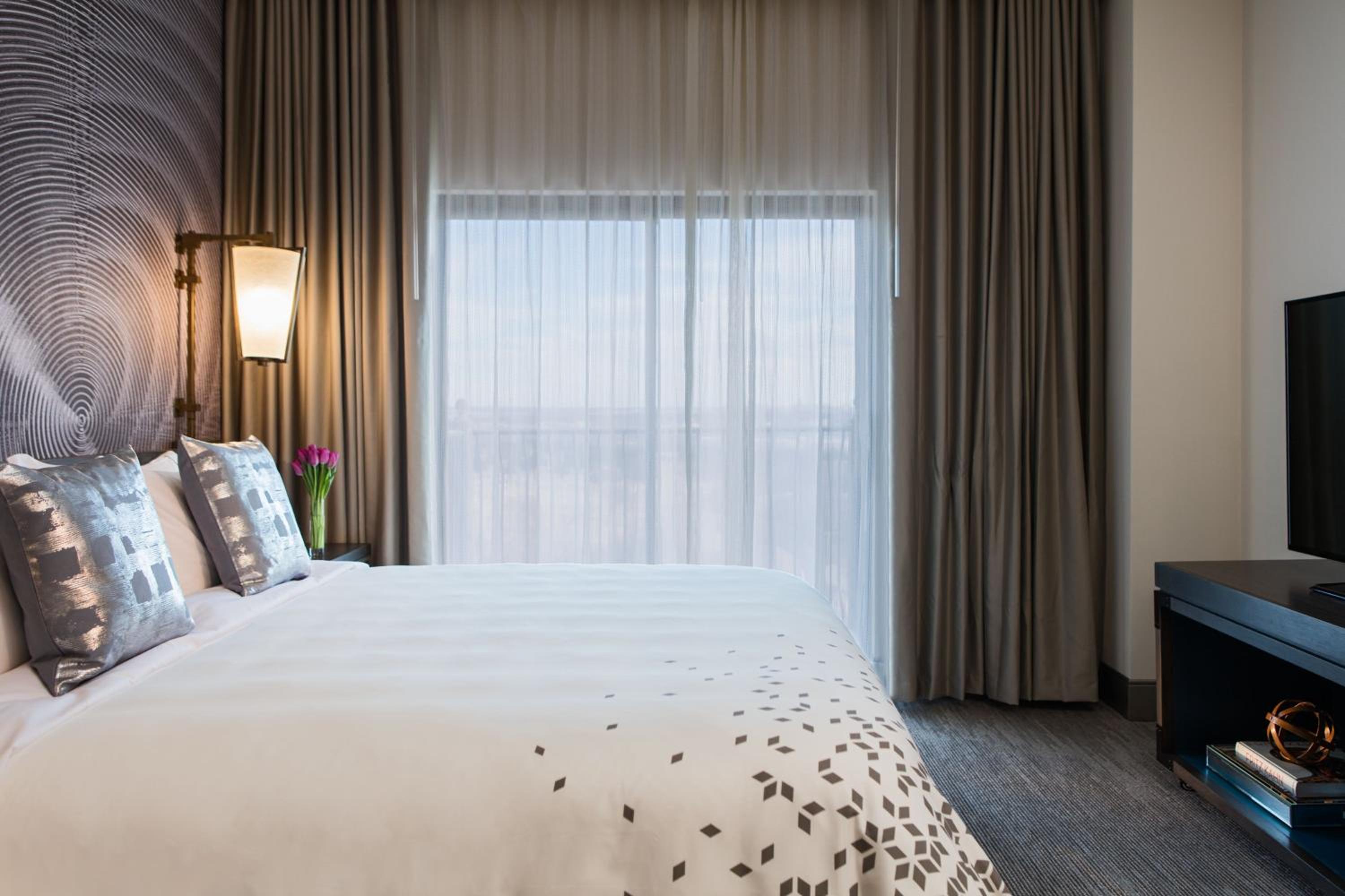 Executive, King Bed, Sofa, High Floor, Corner