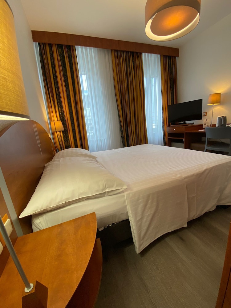 Admiral Hotel 20/48