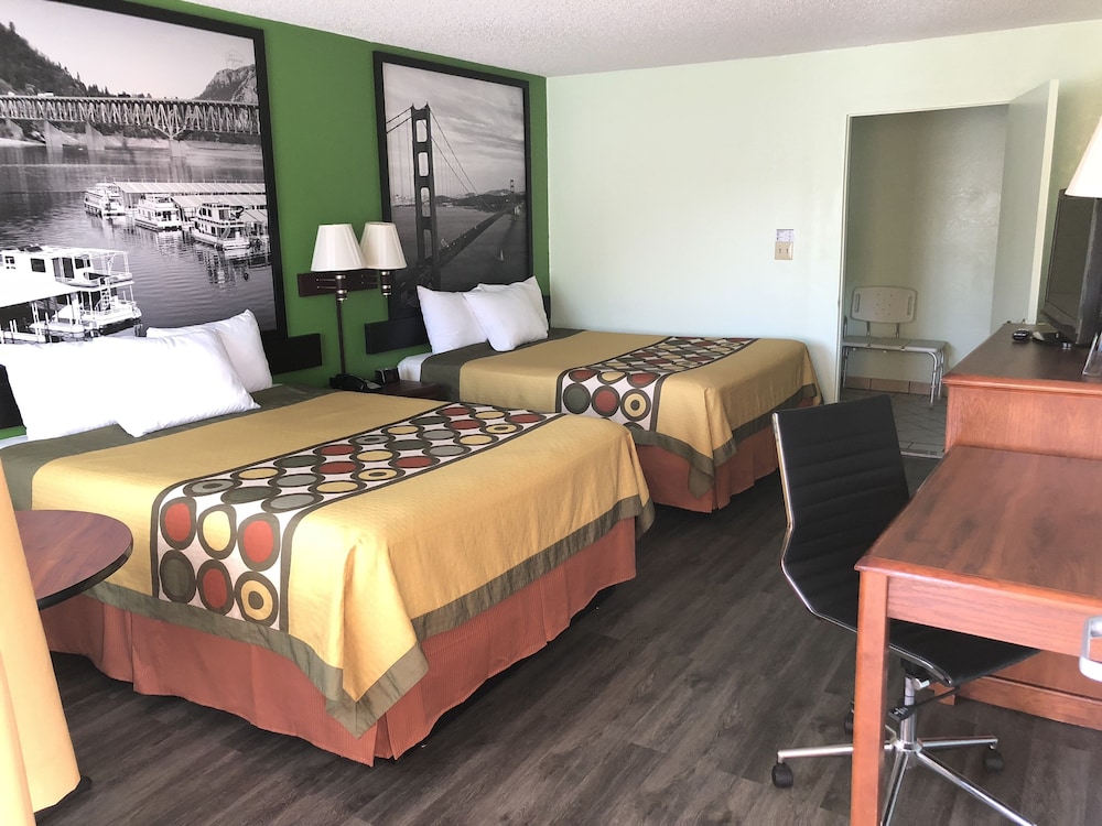 Super 8 by Wyndham Yreka 16/28