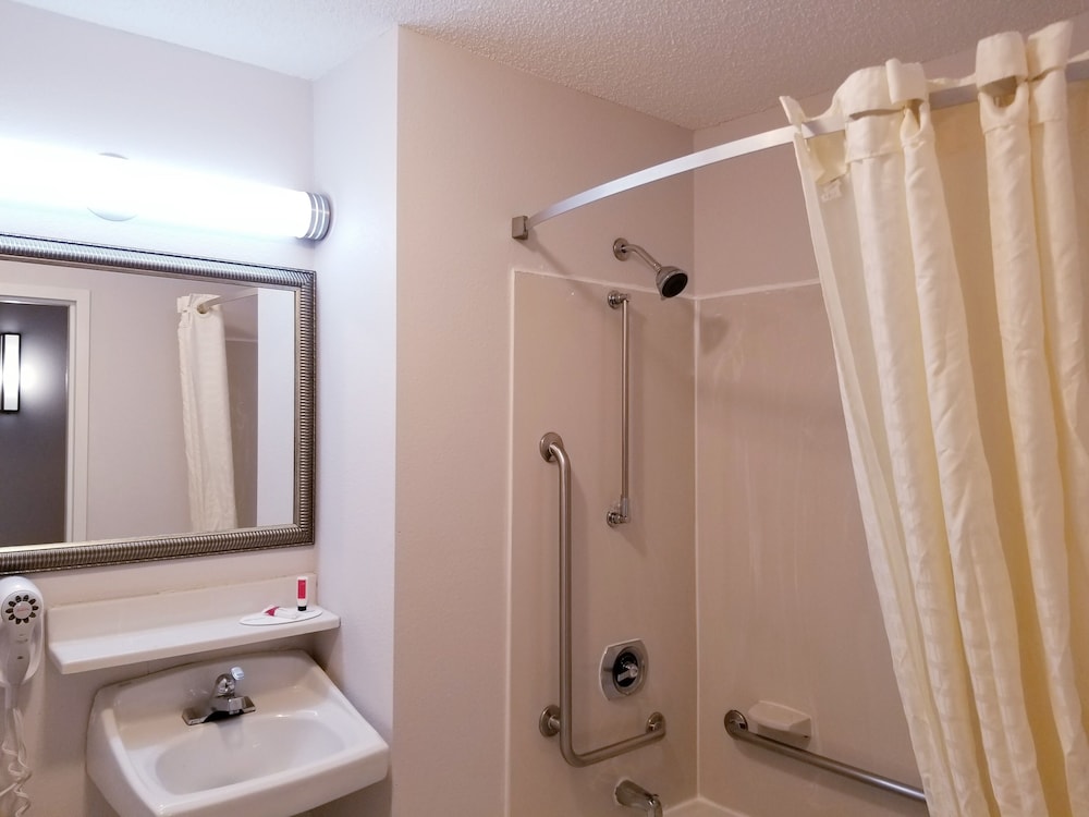Travelodge By Wyndham Fort Wayne North 38/38