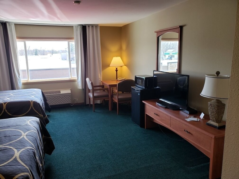 Super 8 by Wyndham Berlin WI 18/25