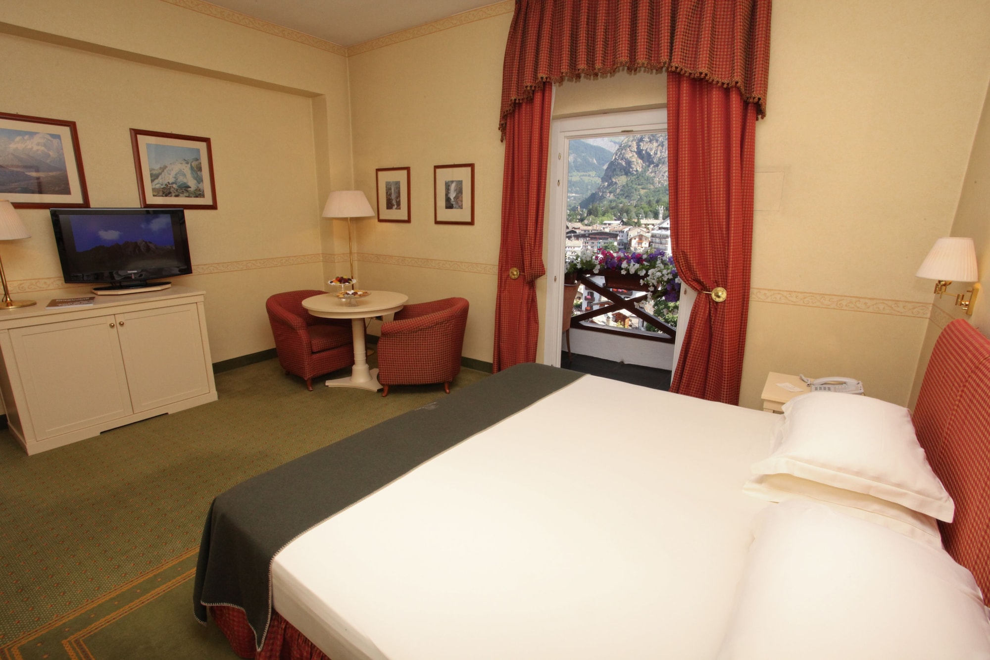 PRESTIGE, DOUBLE OR TWIN BED, MOUNTAIN VIEW, BALCONY