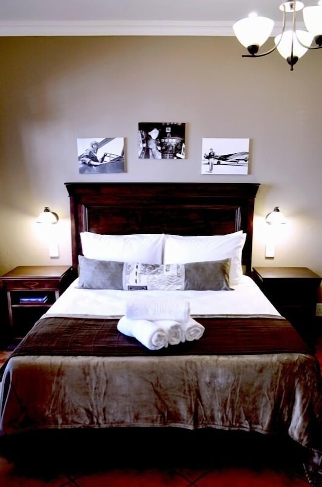 Melia, Queen Bed