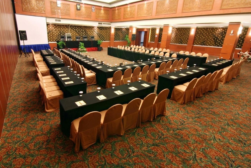 Hotel Pangeran Beach 51/57