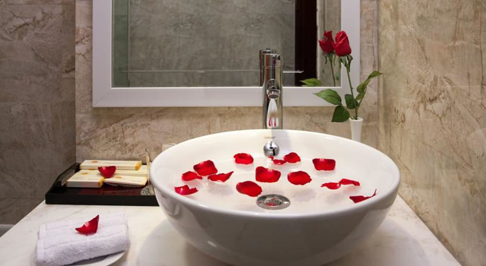 Golden Moon Suite Hotel 40/62