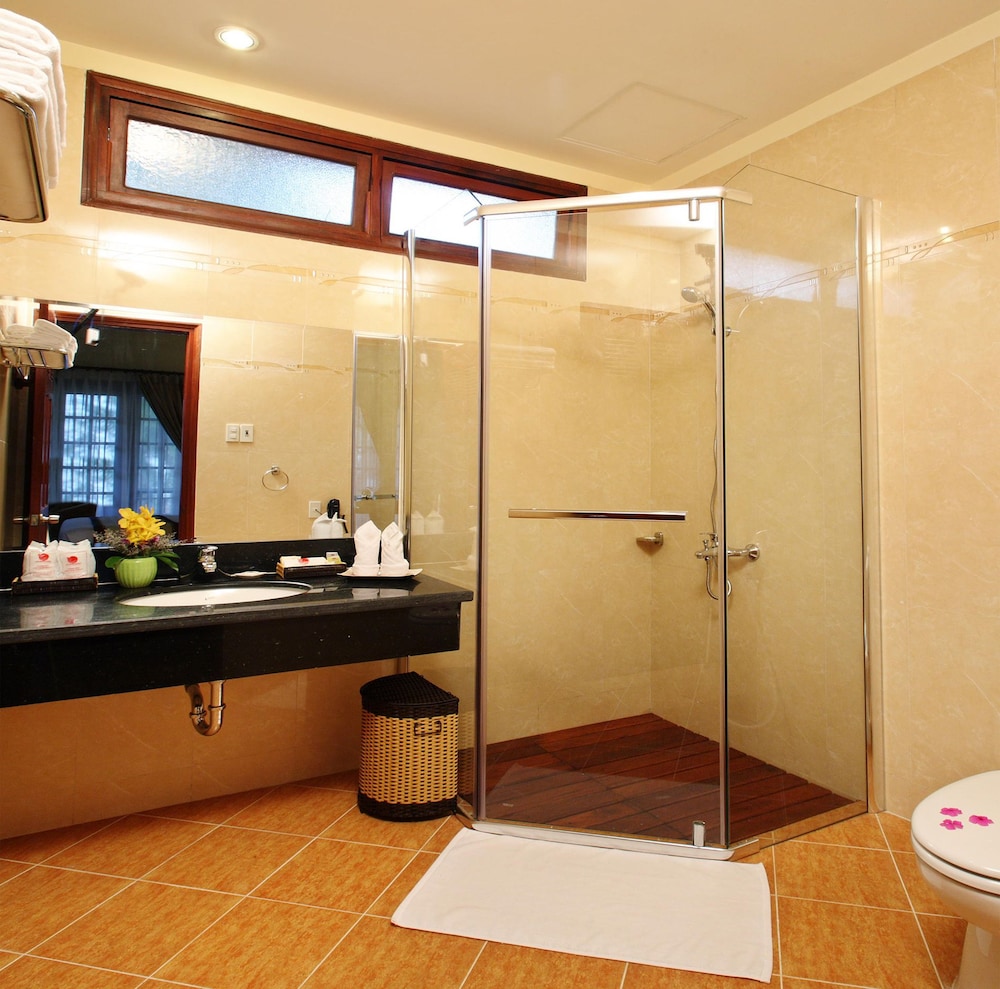 Golden Coast Resort And Spa 50/50