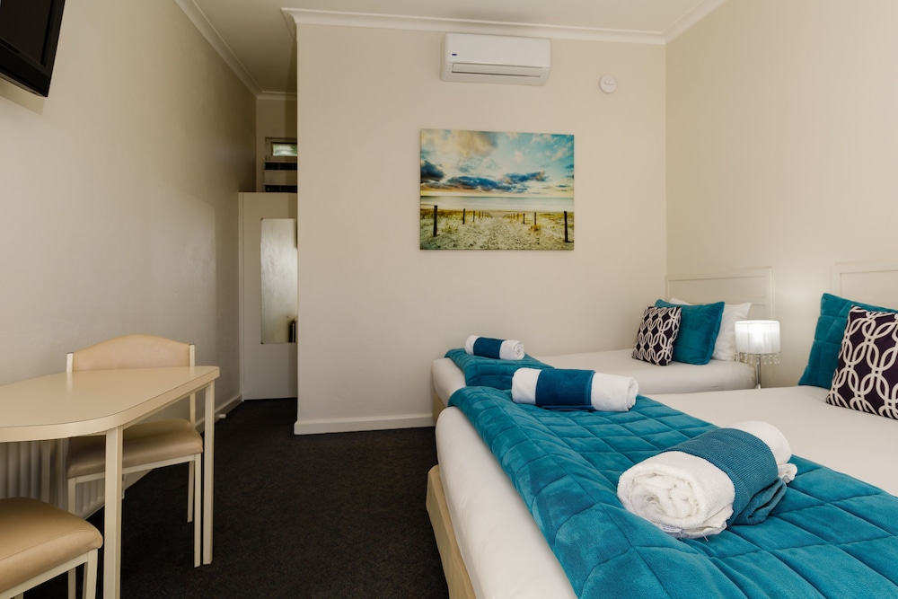 Oval Motel 13/42