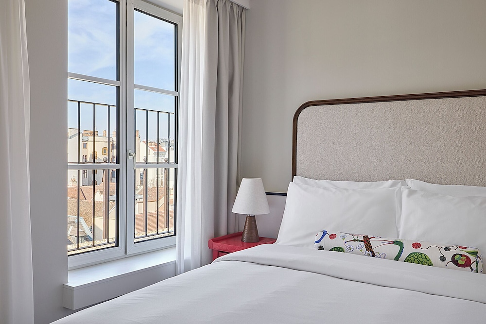 ROOM, DOUBLE BED