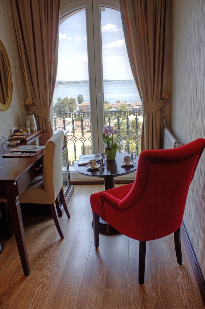 The Magnaura Palace Hotel 58/87