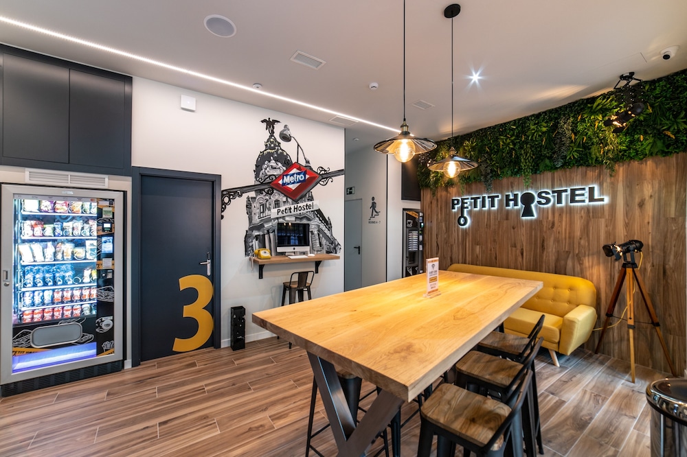 Petit Hostel 35/50