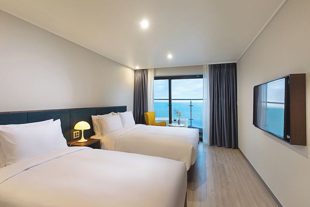 OCEAN, FAMILY, TWIN BEDS