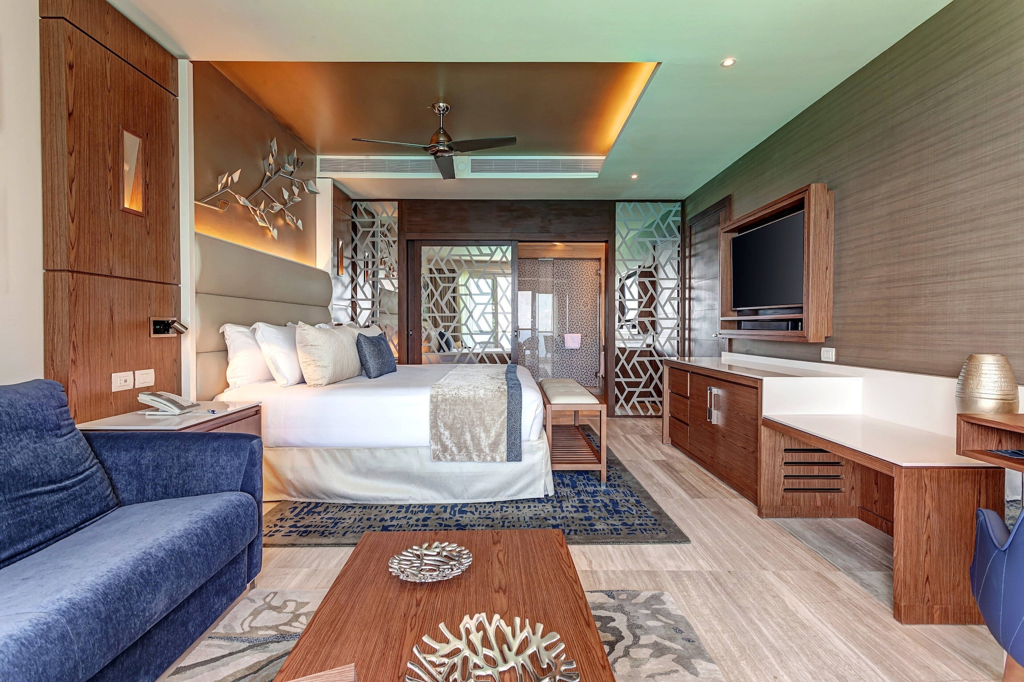 2 Bedrooms, Diamond Club, Chairman, Luxury, Suite, 1 King and 2 Queen Beds, Ocean Front, Sofa، Royalton CHIC Cancun, An Autograph Collection (ex Royalton Cancun) 6/9