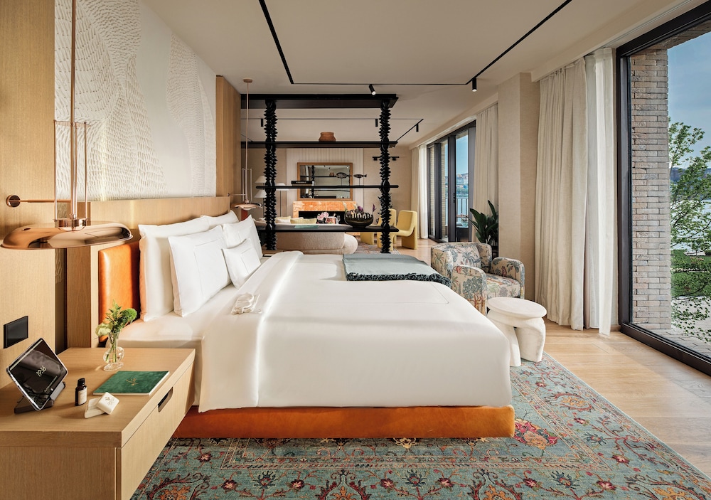 Superior, Suite, Queen Bed