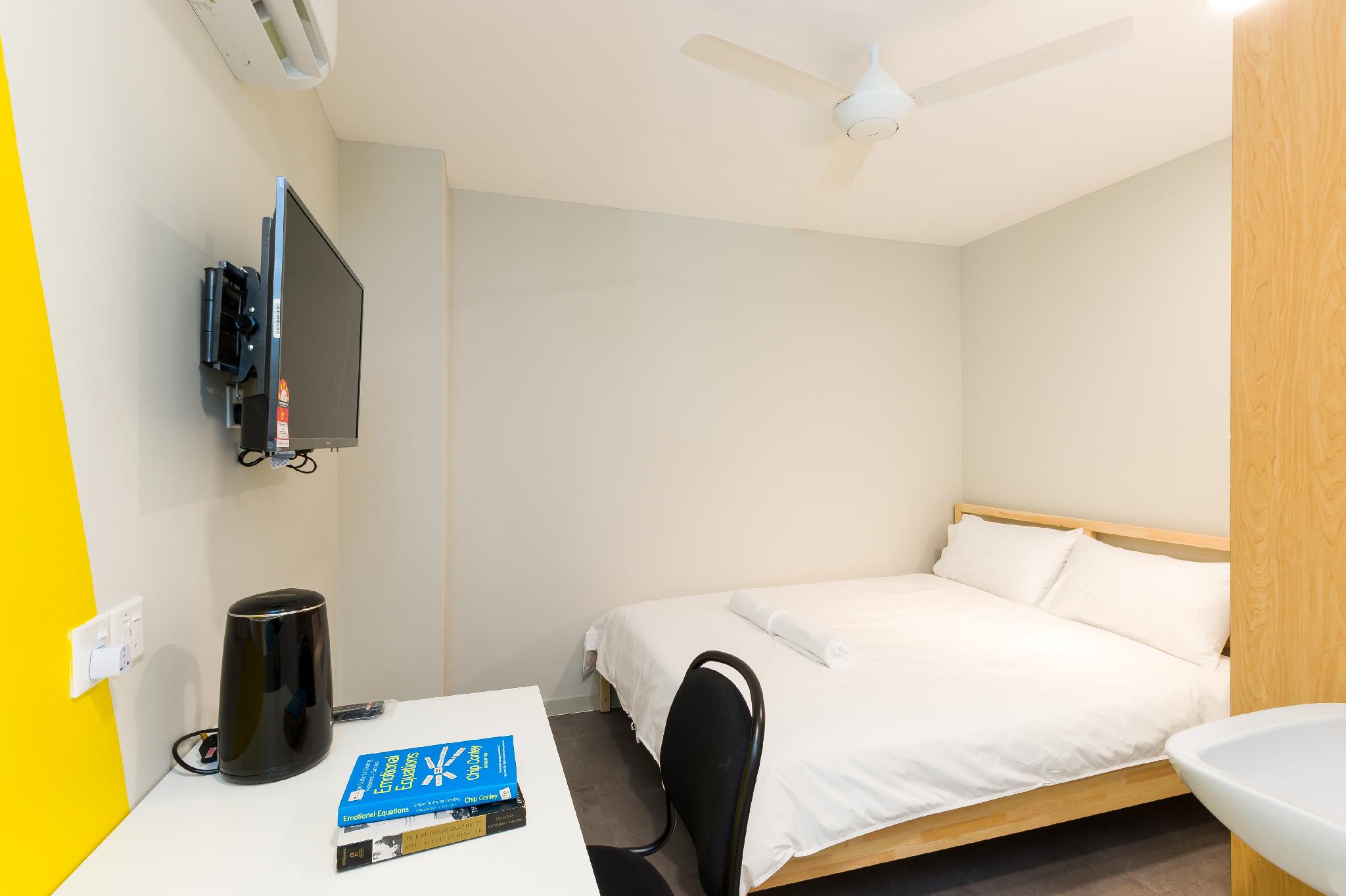Standard, Queen Bed, No Window