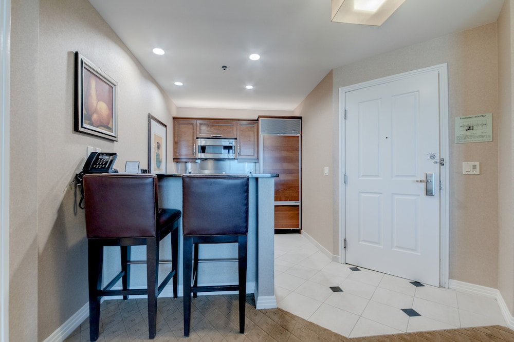 Stripviewsuites At Signature 7/73