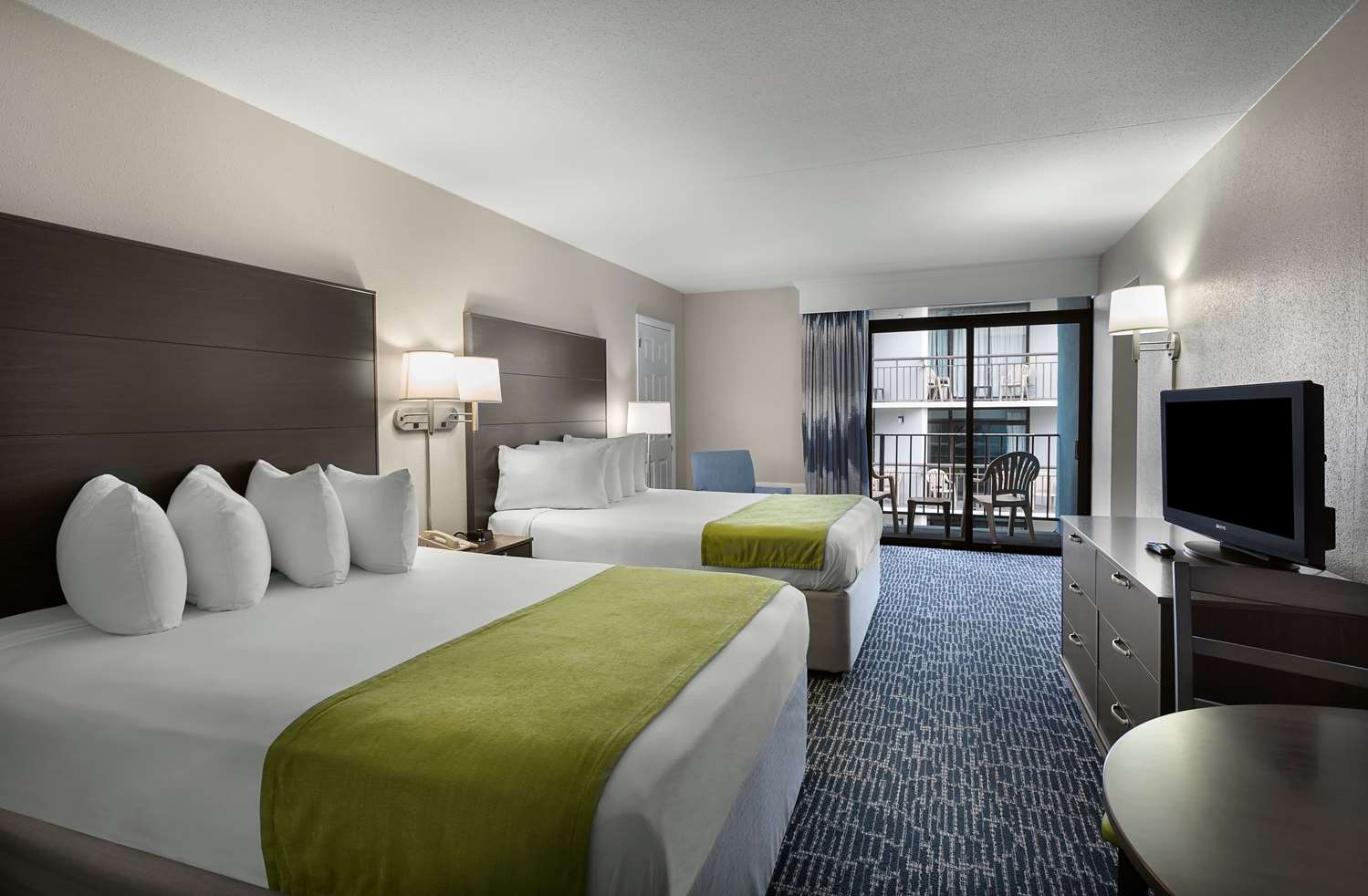 Room, 1 Double and 2 Queen Beds, Balcony, Middle Building، Dayton House Resort, BW Signature Collection 2/2