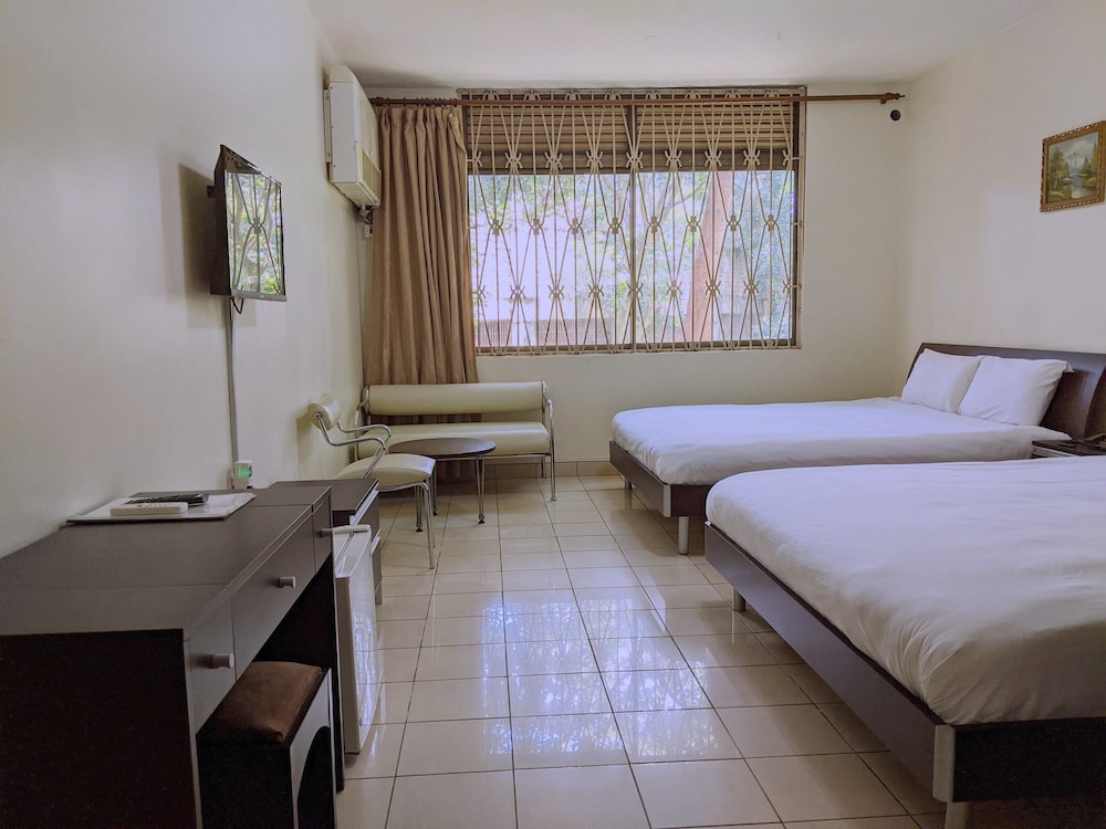 PREMIER, TWIN BEDS, GARDEN VIEW