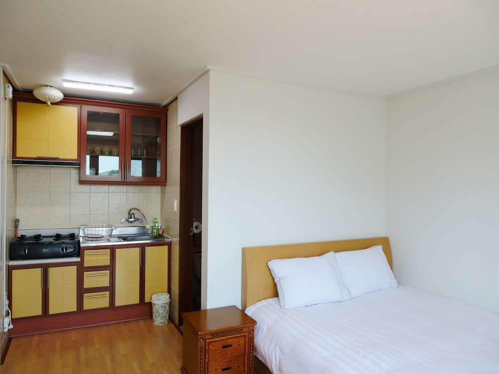 Room, 13 Pyeong، Hera's Castle 2/4
