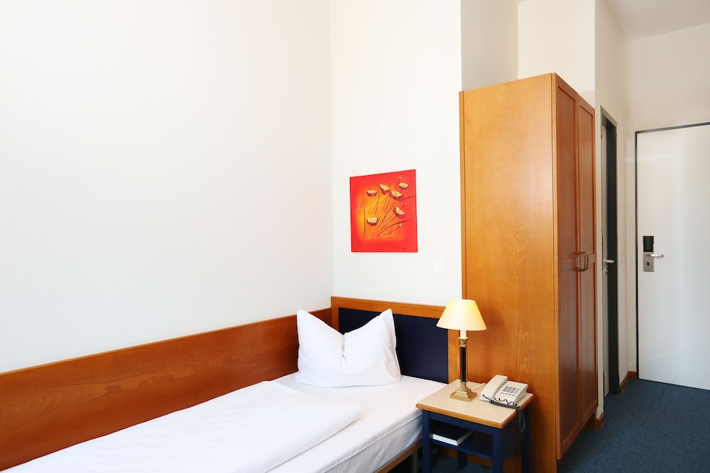 H24 Hoteltow 7/34