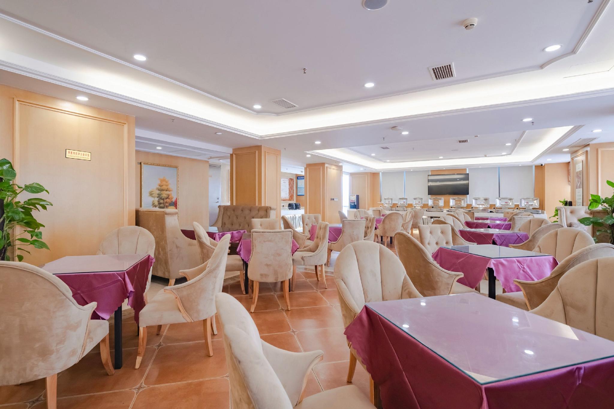 Vienna Hotel (North Square of Chengdu North Railway Station) 41/50